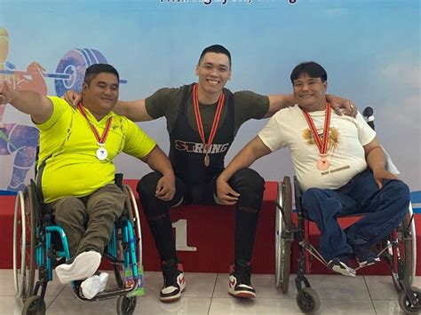 Trai tài gái sắc Hot boy thể hình gánh tạ trên đôi chân nhân tạo