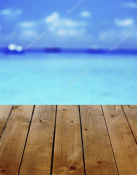 Mesa de madera con fondo difuminado abstracto fotografía de stock