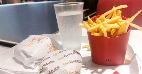 Fin des emballages jetables dans les fast foods français un