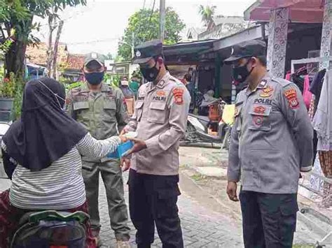 Secara Door To Door Polres Kep Seribu Imbau Prokes Dan Bagikan 1 000