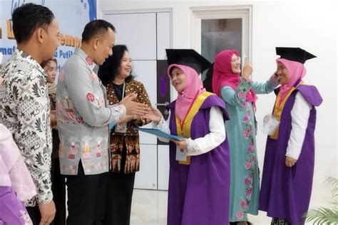 Foto Emak Emak Pakai Toga Bak Wisudawan Di Cempaka Putih Rayakan