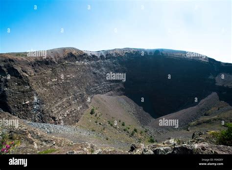 Volcano vesuvius crater hi-res stock photography and images - Alamy