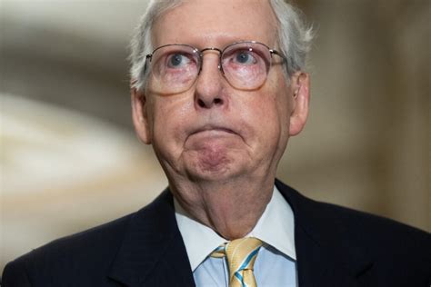 Le républicain McConnell 81 ans se fige à nouveau lors d une