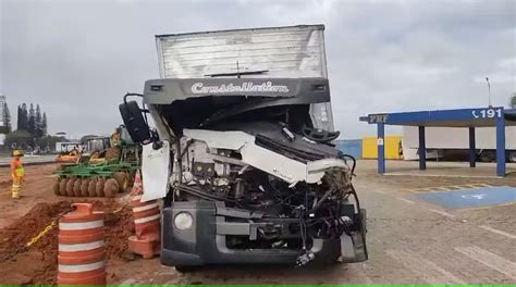 Acidente Envolvendo Tr S Caminh Es Deixa Um Morto Na Rodovia Dutra Em