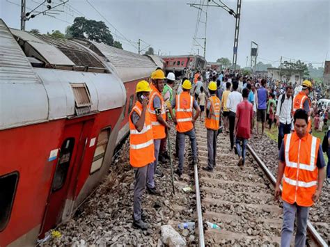 Howrah Mumbai Express Train Jharkhand Rail Accident Live Update Entire