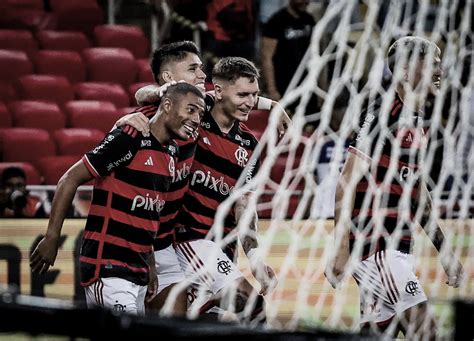 Flamengo supera São Paulo e mantém sequência de vitórias no Brasileirão