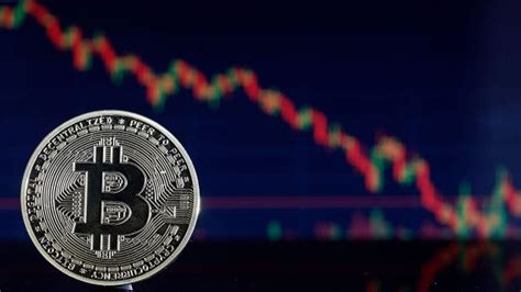 Tras récord histórico bitcoin cae un 6 mientras las altcoins brillan