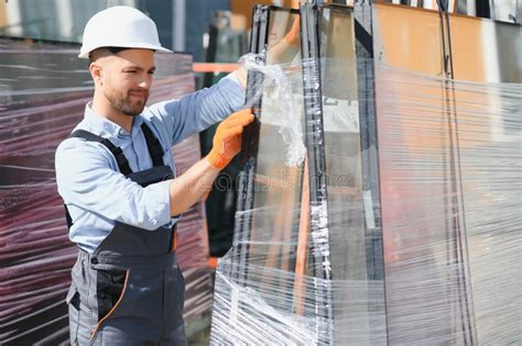 Trabajadores De La Industria Del Aluminio De Vidrio Y De La Pvc Foto De