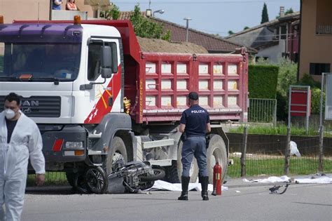 Mondragone Scontro Fra Tir E Moto Muore Infermiera La Bussola Tv