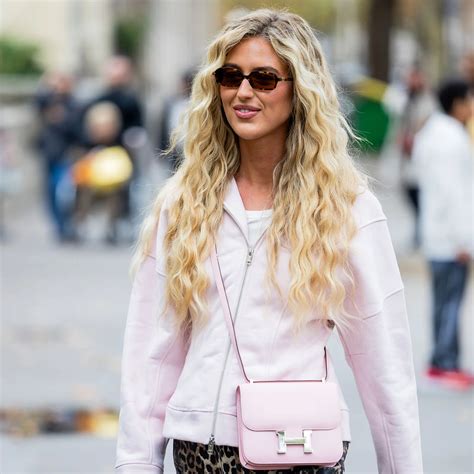 Emili Sindlev macht Hoodie-Jacken im Herbst 2024 zum Modetrend