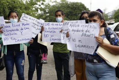 Salvadoreños acuden angustiados a la Corte Suprema de Justicia por