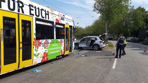 Kassel Straßenbahn kracht in Auto 4 Menschen bei Unfall verletzt