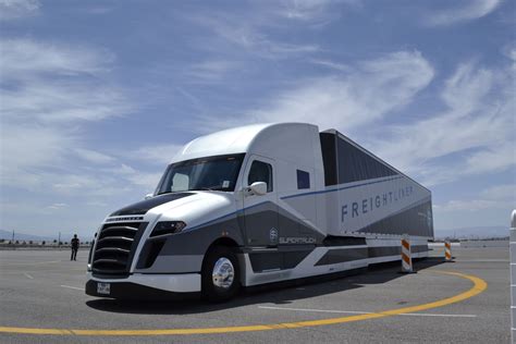 Daimler S Supertruck Revealed Fuel Smarts Trucking Info