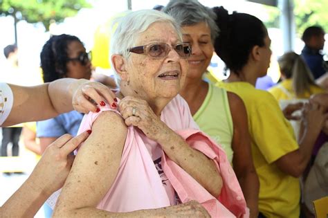 Primeira etapa idosos e trabalhadores da saúde já podem se vacinar