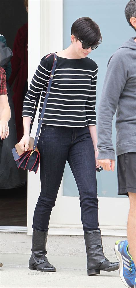 ANNE HATHAWAY Leaves a Singing Lessons Class in Los Angeles – HawtCelebs