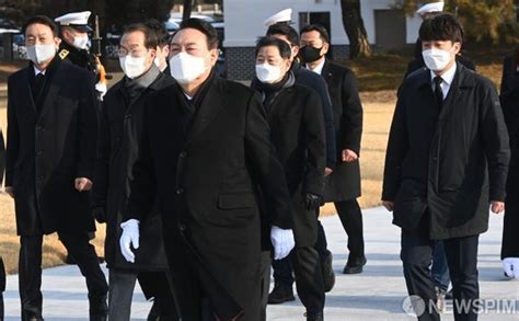 선거 운동 첫 날 현충원 찾은 윤석열 대선 후보 네이트 뉴스