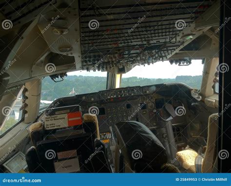 Cockpit - Boeing Jumbo Jet 747 Editorial Stock Photo - Image of fence ...