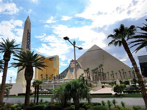 Famous world landmarks in Las Vegas - Sightseeing Scientist