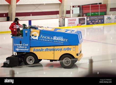 Ice hockey zamboni hi-res stock photography and images - Alamy