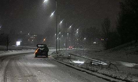 Eismo sąlygas šalies pietuose sunkina pustymas perspėja kelininkai