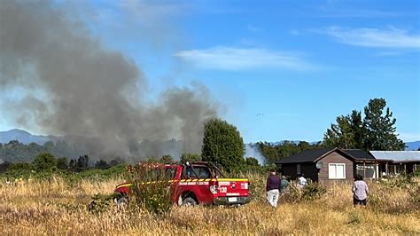 Bomberos personal de Conaf y un helicóptero combaten incendio forestal