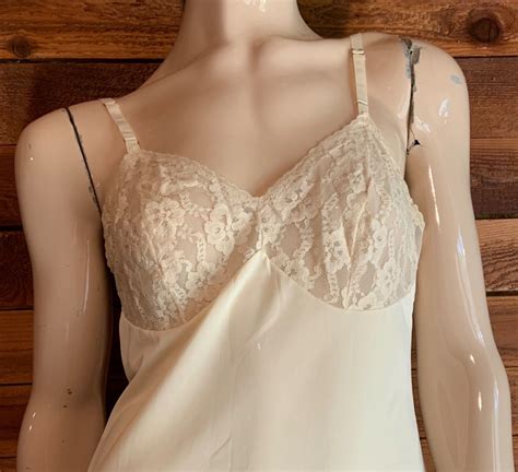 VINTAGE LINGERIE 1960S LORRAINE IVORY SIZE 34 FULL SL Gem