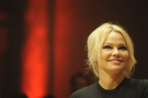 Pamela Anderson Halbnackt Im Sand Endlich Hier Zeigt Sich Pam Wieder