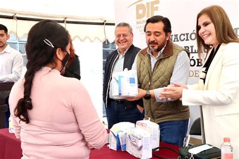 Encabeza Titular De La Seyt Carlos Salazar Donación De Medicamentos Al Dif De San Cristóbal De