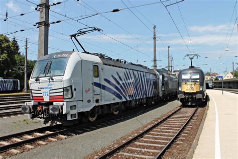 Railjet Garnitur mit 1116 249 4 175 Jahre Eisenbahn in Österreich