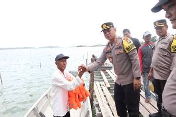 Rri Co Id Polresta Barelang Berikan Life Jacket Kepada Penambang Pancung