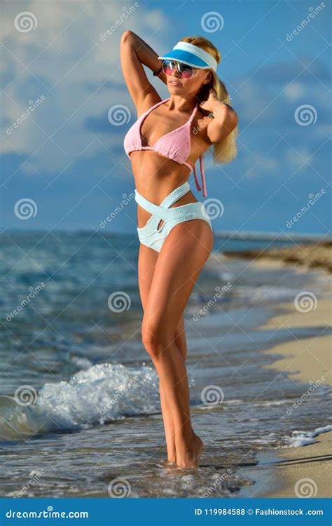 Attraktive Frau Im Bikini Der Auf Dem Strand Aufwirft Stockfoto Bild