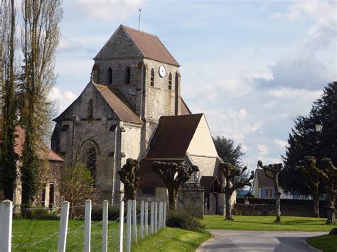 Photo à La Villeneuve sous Thury 60890 L église à l entrée du