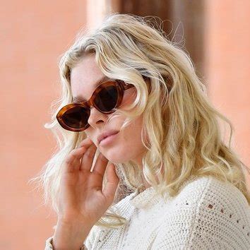 Elsa Hosk Dos Tendencias En Una Curly Bob Y Ice Blond Looks En