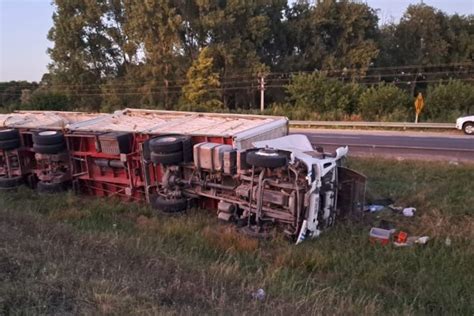 Despiste y vuelco de un camión en la Autovía General Artigas Infopalmares