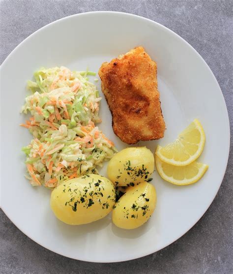 Smażony dorsz z ziemniakami i surówką Coleslaw Przepisy z