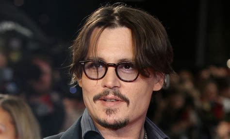 Johnny Depp Causa Pol Mica En El Desfile De Lencer A De Rihanna