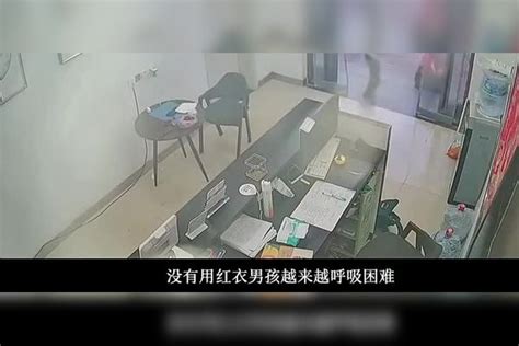 惊魂1分钟！监控拍下男孩命悬一线，母亲冷静判断挽回儿子一命！男孩母亲一线