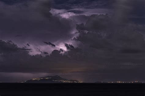 Ischia Il Nubifragio Visto Dalla Terraferma Fulmini Sull Epomeo La