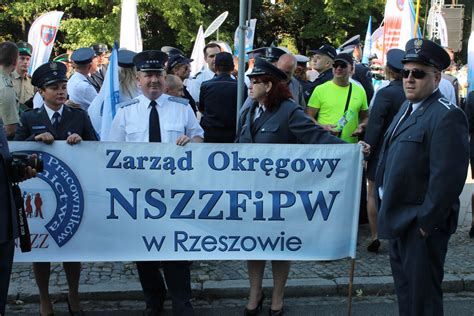 Protest mundurowych pod Sejmem Bronią chorobowego Wiadomości