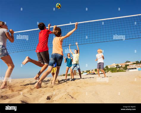 Niños Y Niñas Jugando Voleibol En La Playa Fotografía De Stock Alamy