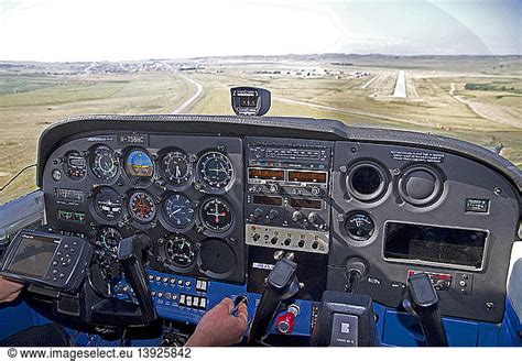 Cockpit View of Landing Cockpit View of Landing,cessna 172,fixed-wing ...