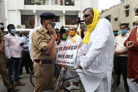 सुभासपा के राष्ट्रीय अध्यक्ष ओमप्रकाश राजभर को पुलिस ने रोका देखें