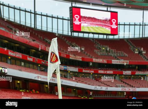 Emirates stadium corner flag hi-res stock photography and images - Alamy