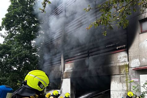 Berlin 150 Fahrzeuge von Parkhausbrand betroffen aggressive Rußschäden