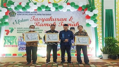 Kemenag Mempawah Terima Empat Penghargaan Dari Kakanwil Kemenag Kalbar