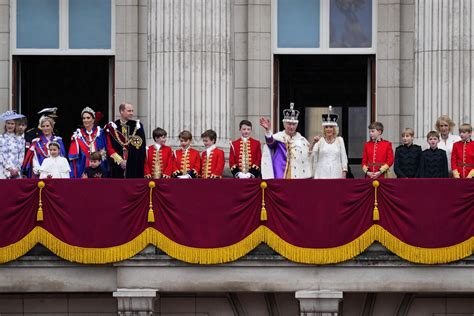 Coroado Charles Iii Aparece Na Sacada De Pal Cio Buckingham