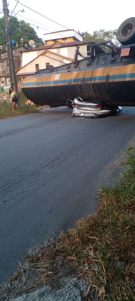 Urgente Carreta Tomba Em Cima De Um Carro Na Estrada Do Puraquequara Veja