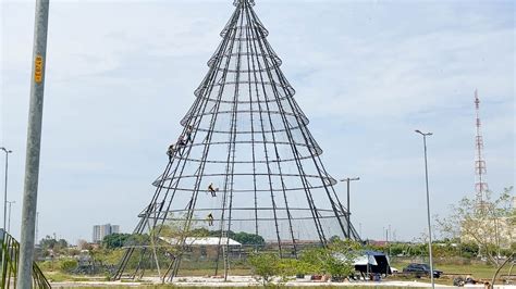 Equipes trabalham na decoração natalina 2023 do Parque da Cidade