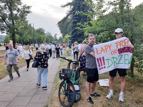 Protest mieszkańców przeciwko wycince drzew w czasie ceremonii otwarcia