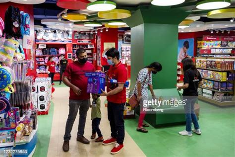 Dlf Mall Saket Photos and Premium High Res Pictures - Getty Images